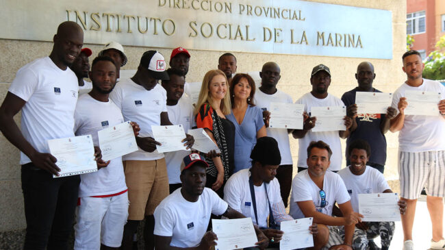 Grupo de pescadores senegaleses que se han regularizado gracias al arraigo por formacion en Huelva