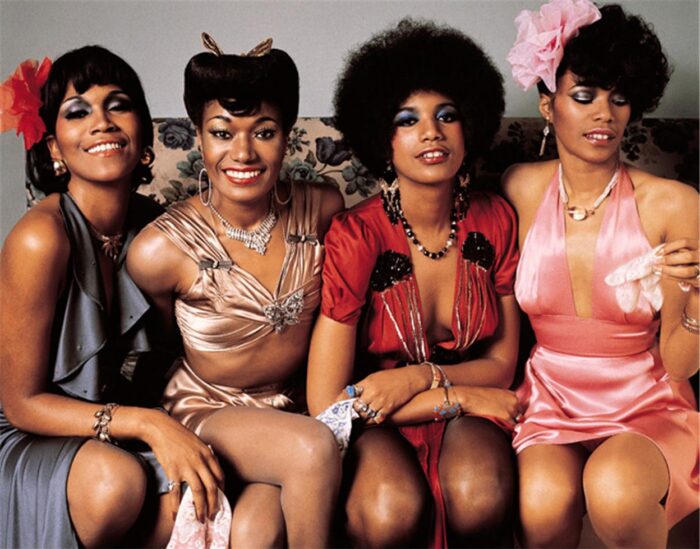 Comenzando como cuarteto, pero logrando un gran éxito como trío, las Pointer Sisters de California fueron un clan familiar muy querido durante, al menos, un par de generaciones. Desde géneros como el jazz y el swing hasta improvisaciones psicodélicas, y luego con rock, funk, dance y un éxito country improvisado: Ruth, Anita, Bonnie y June entretuvieron a la mitad de Estados Unidos y de medio mundo con pelucas y atuendos en principio desfasados y con una energía vocal inigualable.