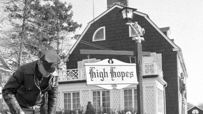 TEMPUS FUGIT 11×13 Los cuervos de Amityville, con John Dee Esta semana tenemos el honor de recibir en Tempus Fugit a John Dee, alma mater del podcast Incognito File y autor del extraordinario libro “Los cuervos de Amityville”, un completísimo estudio este famoso misterio que igual no es tan misterio. Las verdades y las mentiras del caso, como verán, las pondrá John sobre la mesa. No os lo perdáis.