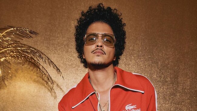 bruno mars Aunque ahora puede presumir de haberse consagrado como uno de los artistas más exitosos de la escena musical contemporánea, Bruno Mars reconoce abiertamente que su camino hacia el estrellato se vio plagado de dificultades, entre otras razones, por la confusión que existía entre los directivos de algunos sellos discográficos en torno a su origen étnico y cultural. Dichas dudas han sido claramente disipadas gracias al talento y originalidad de un artista que ha sabido, como nadie, homenajear a sus ídolos, vivir de la fusión de estilos y crear auténticas obras maestras musicales.