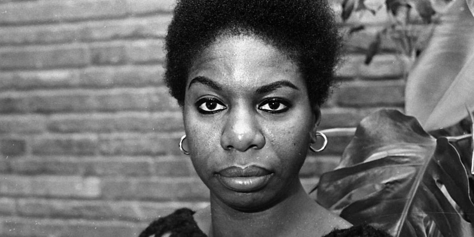 Una mujer única en su fuerza: la de su voz inigualable, que la convirtió en un icono a través de las décadas, y la de su incansable compromiso. La cantante, que comparte aniversario de fallecimiento con Prince, dedicó su vida a luchar por los derechos humanos y utilizó su altavoz para defender la igualdad de la población afroamericana en una de las épocas más hostiles de la historia.