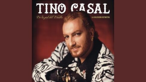 tino casal El artista también vive un poco atormentado, también vive un poco solo, también tiene que llorar y a mí me gusta sentirme con estos estados de ánimo porque es cuando más creativo me siento”. Palabras de Tino Casal un año antes de su muerte, de la que ya se cumplieron 32 años sin que el paso del tiempo desluzca ni un ápice del glamour que se hizo hombre en una España de otra época, la del blanco y negro.