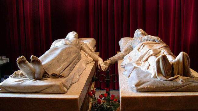 Los-Amantes-de-Teruel-Escultura-de-Juan-de-Avalos-con-las-dos-figuras-de-Diego-de-Marcilla-e