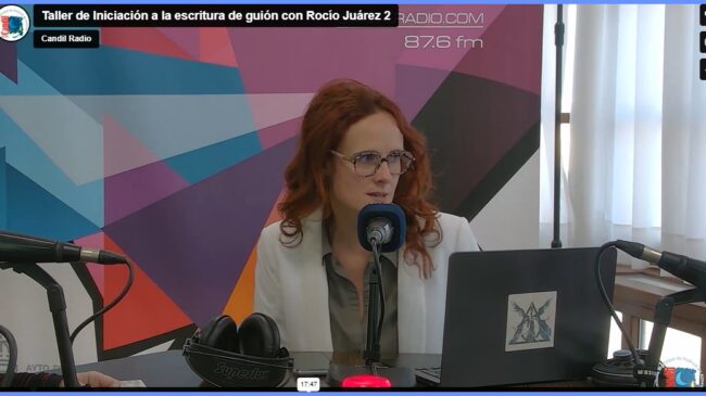 Estamos en los estudios de Candil Radio hablando de cine desde una mirada diferente. En esta ocasión de la mano de la guionista y directora Rocío Juárez junto a los 13 guionistas que forman parte del curso de iniciación a la escritura de guion cinematográfico que está impartiendo en IES Carmen de Burgos en Huércal de Almería.