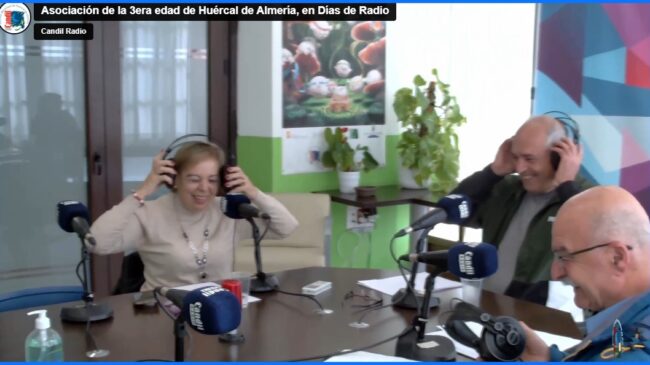 Hoy la ASOC. DE TERCERA EDAD DE HUÉRCAL, con JUAN + MARÍA TERESA + MANUEL, tomando un café muy productivo + Almécija, en DÍAS DE RADIO . CANDIL .
