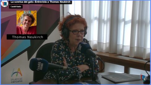 La sonrisa del gato- Entrevista a Thomas Neukirch El centro de la Black Box es un espacio íntimo, que hay que guardar y proteger a cualquier precio y que cada uno debe defender. Me gusta que te haya generado esa sensación de vulnerabilidad porque significa sorpresa; te preguntas cosas y estás en un proceso de reflexión. La fragilidad hay que aceptarla, es parte de la intimidad. Lo que quería decir con este espacio es que hay que cuidarlo y protegerse del mundo exterior, que está lleno de tensión y de problemas y te quitan las ganas de vivir.