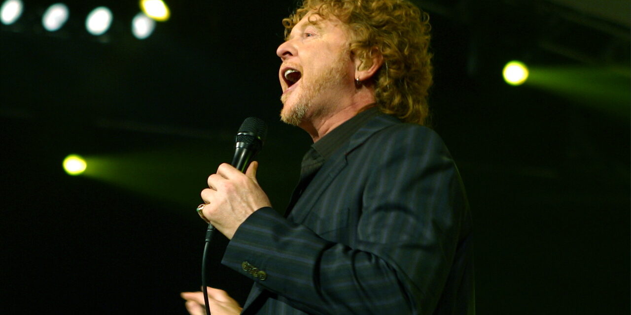 Mick Hucknall singing smply red vuelo de yorch