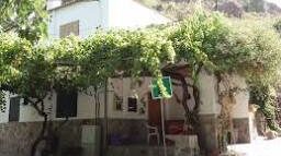 cortijos Hoy nos adentramos en los cortijos de Laujar de Andarax, auténticos testigos del tiempo. Algunos de estos cortijos datan de cien, doscientos e incluso trescientos años atrás. Conservan aljibes, eras, bancales y pozos con cúpulas que posiblemente remontan a la época musulmana. Todo este legado se encuentra aquí, en nuestra sierra y en nuestro pueblo. El Camarilla, David Capel y El Espigador son como una mina de oro que nos revela los secretos de nuestro patrimonio y nos transporta a nuestra vida pasada. Además, podríamos agregar un segmento especial sobre la importancia histórica y cultural de los cortijos en la región, destacando su relevancia como parte integral de nuestra identidad local.