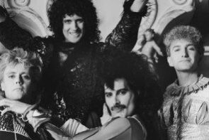 queen Durante el verano del 68 Brian May y Tim Staffel habían formado un grupo llamado Smile. A través de un anuncio en el Imperial College de Londres conocen a Roger Taylor, y se quedan asombrados con su forma de tocar. Pronto empiezan a dar conciertos, siendo teloneros de Pink Floyd en el Imperial College y en 1969 de Yes. En primavera de 1970 Tim Staffel se cansa de dar conciertos en clubs pequeños y deja la banda. Brian y Roger siguen adelante, y finalmente el cantante sería un amigo que desde hacía tiempo les acompañaba a las giras y aportaba ideas sobre el look de Smile: Farooksh Bulsara, que por aquel entonces ya había cambiado su nombre original por Freddie Mercury (por Mercurio, mensajero de los dioses, y porque dicho mineral es propio del signo del vocalista: Virgo). En abril de 1970, tras varias discusiones, en las que Taylor propuso "The Rich Kids" como nombre de la banda, finalmente se impuso la opción de Freddie Mercury: Queen. Este controvertido nombre hacía alusión a diversos elementos. Reina es el nombre de la jefa de un estado monárquico, y también la forma con que se designa a un integrante del movimiento gay. Después de probar con varios bajistas, conocieron a John Deacon, que era justo lo que estaban buscando, el cuarto y definitivo miembro de Queen.
