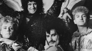 queen Durante el verano del 68 Brian May y Tim Staffel habían formado un grupo llamado Smile. A través de un anuncio en el Imperial College de Londres conocen a Roger Taylor, y se quedan asombrados con su forma de tocar. Pronto empiezan a dar conciertos, siendo teloneros de Pink Floyd en el Imperial College y en 1969 de Yes. En primavera de 1970 Tim Staffel se cansa de dar conciertos en clubs pequeños y deja la banda. Brian y Roger siguen adelante, y finalmente el cantante sería un amigo que desde hacía tiempo les acompañaba a las giras y aportaba ideas sobre el look de Smile: Farooksh Bulsara, que por aquel entonces ya había cambiado su nombre original por Freddie Mercury (por Mercurio, mensajero de los dioses, y porque dicho mineral es propio del signo del vocalista: Virgo). En abril de 1970, tras varias discusiones, en las que Taylor propuso "The Rich Kids" como nombre de la banda, finalmente se impuso la opción de Freddie Mercury: Queen. Este controvertido nombre hacía alusión a diversos elementos. Reina es el nombre de la jefa de un estado monárquico, y también la forma con que se designa a un integrante del movimiento gay. Después de probar con varios bajistas, conocieron a John Deacon, que era justo lo que estaban buscando, el cuarto y definitivo miembro de Queen.