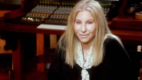 Barbra Streisand Su madre le aseguró que con esa nariz jamás sería actriz. Su padrastro la llamaba “fea”. Pero la chica judía de Brooklyn empleó su voz para lograr el éxito. Streisand se ha convertido en la única artista que se ha mantenido durante seis décadas en el top ten de las listas, reafirmando así que es la cantante femenina con mayores ventas de la historia. El talento de Barbra Streisand logró romper moldes demostrando el poder y profesionalidad de una mujer que tuvo que saltar varios baches a lo largo de su carrera para convertirse tanto en una de las grandes actrices de Hollywood, como en una de las cantantes más aclamadas de todos los tiempos.