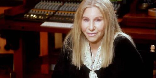 Barbra Streisand Su madre le aseguró que con esa nariz jamás sería actriz. Su padrastro la llamaba “fea”. Pero la chica judía de Brooklyn empleó su voz para lograr el éxito. Streisand se ha convertido en la única artista que se ha mantenido durante seis décadas en el top ten de las listas, reafirmando así que es la cantante femenina con mayores ventas de la historia. El talento de Barbra Streisand logró romper moldes demostrando el poder y profesionalidad de una mujer que tuvo que saltar varios baches a lo largo de su carrera para convertirse tanto en una de las grandes actrices de Hollywood, como en una de las cantantes más aclamadas de todos los tiempos.