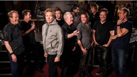 Tan amantes de las estadísticas, los estadounidenses han determinado que, tras los Beach Boys, Chicago es el grupo más popular del rock made in USA. Algo insólito por tratarse de una agrupación con base en el jazz de las big bands modernas. Chicago comenzó a escribir música rock cargada políticamente, y más tarde se movió a un sonido más suave, conocido popularmente como A.O.R., generando varias baladas de éxito. 100 millones de ventas, 21 canciones en el Top 10, cinco álbumes consecutivos en el número uno, 11 singles en el número uno y 5 singles de Oro. 25 de sus 37 álbumes han llegado a ser discos de platino. Si esto no es de mérito, que baje Dios…¡y que baile!