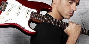 Eros Ramazzotti “Yo nací artísticamente hace más de treinta y cinco años, pero la gente siempre me ha visto como ‘il bello ragazzo’, un tipo guapo pero sin sustancia. Me ha costado más de tres décadas demostrar que no solo soy una linda imagen, soy un artista profesional. Afortunadamente, contaba con varias armas, como mi voz, que es bastante reconocible. Yo he crecido, pero mi voz siempre ha quedado igual, en treinta años sigue siendo la voz de cuando tenía veinte años, es extraño ¿no?” Comentaba Eros en una entrevista reciente. Lo lleva impreso en el nombre: ha dedicado su carrera musical al amor. Y a ese tema universal, el que lleva protagonizando sus canciones desde hace más de 35 años. No tiene rutina de cuidados y solo practica algo de deporte cuando le dejan, aunque aún mantiene esa «chulería» de ser un hombre atractivo y muy deseado por sus fans.