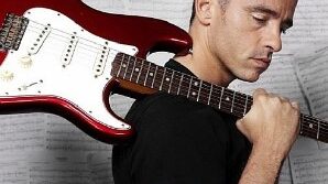 Eros Ramazzotti “Yo nací artísticamente hace más de treinta y cinco años, pero la gente siempre me ha visto como ‘il bello ragazzo’, un tipo guapo pero sin sustancia. Me ha costado más de tres décadas demostrar que no solo soy una linda imagen, soy un artista profesional. Afortunadamente, contaba con varias armas, como mi voz, que es bastante reconocible. Yo he crecido, pero mi voz siempre ha quedado igual, en treinta años sigue siendo la voz de cuando tenía veinte años, es extraño ¿no?” Comentaba Eros en una entrevista reciente. Lo lleva impreso en el nombre: ha dedicado su carrera musical al amor. Y a ese tema universal, el que lleva protagonizando sus canciones desde hace más de 35 años. No tiene rutina de cuidados y solo practica algo de deporte cuando le dejan, aunque aún mantiene esa «chulería» de ser un hombre atractivo y muy deseado por sus fans.