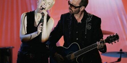 Eurythmics Eurythmics fue el grupo que abriría la era del videoclip, de las ambigüedades y de la libertad. Demasiado jóvenes para ser hippies, demasiado mayores para alistarse en el ejército del punk y no lo suficientemente cultos para ser tomados en serio por los seguidores de Krafwerk, no tuvieron más remedio que inventarse un espacio en el género. Su reinado fue efímero, pero durante un buen tiempo la chica de pelo naranja fue la estrella más rutilante del espacio musical