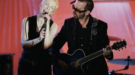 Eurythmics fue el grupo que abriría la era del videoclip, de las ambigüedades y de la libertad. Demasiado jóvenes para ser hippies, demasiado mayores para alistarse en el ejército del punk y no lo suficientemente cultos para ser tomados en serio por los seguidores de Krafwerk, no tuvieron más remedio que inventarse un espacio en el género. Su reinado fue efímero, pero durante un buen tiempo la chica de pelo naranja fue la estrella más rutilante del espacio musical