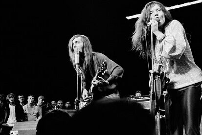 Janis Joplin Janis Joplin se ha convertido en leyenda como un alma atrevida y apasionada, condenada por el dolor que produjo una de las voces más extraordinarias de la historia del rock. Janis era perfeccionista: un músico apasionado y erudito que nació con talento, pero también trabajó excepcionalmente duro para desarrollarlo. Era una mujer que empujó los límites del género y la sexualidad mucho antes de que fuera socialmente aceptable. Fue la primera mujer estrella del rock, con una voz prodigiosa, potente y agresiva. Con ella expresaba su rebeldía, independencia, el inconformismo que presidió toda su amarga juventud, con repentinos, fugaces pero incesantes amores que nunca la hicieron feliz.