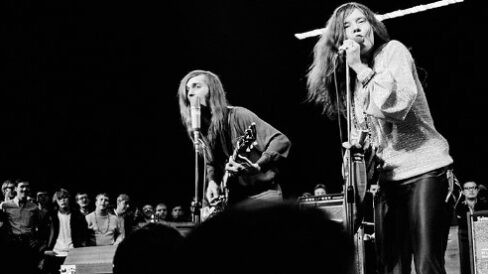 Janis Joplin Janis Joplin se ha convertido en leyenda como un alma atrevida y apasionada, condenada por el dolor que produjo una de las voces más extraordinarias de la historia del rock. Janis era perfeccionista: un músico apasionado y erudito que nació con talento, pero también trabajó excepcionalmente duro para desarrollarlo. Era una mujer que empujó los límites del género y la sexualidad mucho antes de que fuera socialmente aceptable. Fue la primera mujer estrella del rock, con una voz prodigiosa, potente y agresiva. Con ella expresaba su rebeldía, independencia, el inconformismo que presidió toda su amarga juventud, con repentinos, fugaces pero incesantes amores que nunca la hicieron feliz.