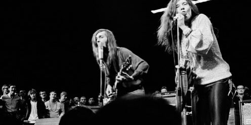 Janis Joplin Janis Joplin se ha convertido en leyenda como un alma atrevida y apasionada, condenada por el dolor que produjo una de las voces más extraordinarias de la historia del rock. Janis era perfeccionista: un músico apasionado y erudito que nació con talento, pero también trabajó excepcionalmente duro para desarrollarlo. Era una mujer que empujó los límites del género y la sexualidad mucho antes de que fuera socialmente aceptable. Fue la primera mujer estrella del rock, con una voz prodigiosa, potente y agresiva. Con ella expresaba su rebeldía, independencia, el inconformismo que presidió toda su amarga juventud, con repentinos, fugaces pero incesantes amores que nunca la hicieron feliz.