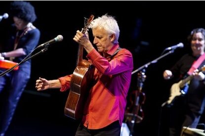 Tocado por la dulce ironía del sur, Kiko Veneno es una anécdota sevillana forjada por canciones salerosas y fibras sensibles…así se le describe en la contraportada del libro Kiko Veneno, Flamenco Rock. Sin duda una definición que raya la perfección si queremos describir a este trashumante de estilos y lugares.