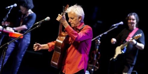 Kiko Veneno Tocado por la dulce ironía del sur, Kiko Veneno es una anécdota sevillana forjada por canciones salerosas y fibras sensibles…así se le describe en la contraportada del libro Kiko Veneno, Flamenco Rock. Sin duda una definición que raya la perfección si queremos describir a este trashumante de estilos y lugares.