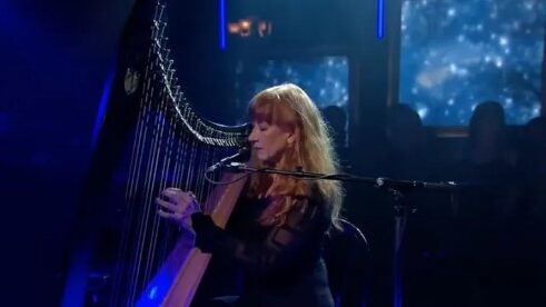 Loreena Mckennitt Hay un tipo de música, tan infrecuente como deliciosa, que al escucharla te transporta a regiones poco transitadas, campos luminosos que se abren al alma acendrada y la liberan de las complicaciones mundanas. Al rebasar el umbral de ese reino supraterrenal, una inefable sensación de beatitud y de calma gozosa se apodera de tu aliento, zambulléndote en un éxtasis lacustre. Si bien es verdad que las puertas del Cielo se abren casi en exclusivo para deleite de la música clásica, no menos cierto es que aún sigue habiendo cantantes y compositores en posesión de esta llave mágica. Una gondolera que boga por estos canales empíreos es Loreena McKennitt, la voz más preciosa sobre la faz de la Tierra