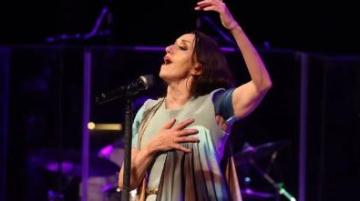 Su nombre es sinónimo de energía, de buen hacer, de trabajar incansablemente, de subirse a un escenario y dejarse la piel sobre las tablas para que el público salga de allí pletórico de satisfacción. Luz ha demostrado durante todos estos años que, con tesón, trabajo duro, y calidad, todo se puede conseguir. Ha tenido que trabajar muy, muy duro para superar los prejuicios que se ha encontrado en el mundo de la música por el simple hecho de ser mujer y está claro que nadie le ha regalado nada. Con toda seguridad, en este momento estará pensando en nuevas músicas, nuevas letras, nuevas canciones para un nuevo álbum. Porque decir Luz Casal es decir música.