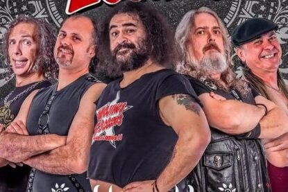 Mojinos Escozíos es un grupo que nació del divertimento de sus componentes, en un principio lo único que pretendían era pasárselo bien, de ahí que todas las letras estuvieran compuestas en clave de humor. Renegados de los heavys y repudiado por los poperos, el grupo siempre se ha caracterizado por hacer un hard rock impresionante, donde las guitarras tienen mucho protagonismo, así como la contundencia de la batería que en ocasiones roza la perfección. Mojinos ha sido el único grupo que ha tenido una visión distinta del rock en este país, cansados de letras satánicas y rebuscadas, ya era hora que se le diera otro aire al rock en España. Muchas gracias.