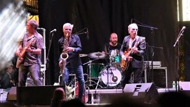 Independientemente de los aires revivalistas con fines económicos tan habituales en nuestros días, Nacha Pop son parte de nuestra historia musical y un referente ineludible cuando hablamos de pop en español. Su legado, aunque en muchas ocasiones vapuleado por versiones innecesarias, ha demostrado con el paso de los años su frescura y vigencia. Junto con bandas como Los Secretos, Nacha Pop ha sido el grupo que mejor ha representado el término 'pop español', un estilo al que ha dotado de un sonido y personalidad únicos.