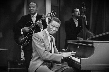 Nat King Cole La música y la voz de Nat King Cole han perdurado en el tiempo. Su hija Natalie continuó el camino emprendido por su padre, convirtiéndose en una cantante de éxito por derecho propio, grabando un éxito póstumo al unir su voz con la de su padre en el gran éxito Unforgettable. En los años 40, solo Sinatra le superó en éxito. Nat King Cole, uno de los mejores pianistas y cantantes de jazz de la historia, del que se dice que era el cantante favorito del presidente John F. Kennedy. Pero su éxito fue cosechado en la época de la segregación racial y sufrió las consecuencias de la misma, tanto por parte de la población blanca, como de la comunidad afroamericana