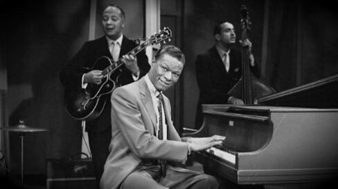 Nat King Cole La música y la voz de Nat King Cole han perdurado en el tiempo. Su hija Natalie continuó el camino emprendido por su padre, convirtiéndose en una cantante de éxito por derecho propio, grabando un éxito póstumo al unir su voz con la de su padre en el gran éxito Unforgettable. En los años 40, solo Sinatra le superó en éxito. Nat King Cole, uno de los mejores pianistas y cantantes de jazz de la historia, del que se dice que era el cantante favorito del presidente John F. Kennedy. Pero su éxito fue cosechado en la época de la segregación racial y sufrió las consecuencias de la misma, tanto por parte de la población blanca, como de la comunidad afroamericana
