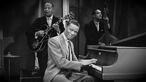 Nat King Cole La música y la voz de Nat King Cole han perdurado en el tiempo. Su hija Natalie continuó el camino emprendido por su padre, convirtiéndose en una cantante de éxito por derecho propio, grabando un éxito póstumo al unir su voz con la de su padre en el gran éxito Unforgettable. En los años 40, solo Sinatra le superó en éxito. Nat King Cole, uno de los mejores pianistas y cantantes de jazz de la historia, del que se dice que era el cantante favorito del presidente John F. Kennedy. Pero su éxito fue cosechado en la época de la segregación racial y sufrió las consecuencias de la misma, tanto por parte de la población blanca, como de la comunidad afroamericana