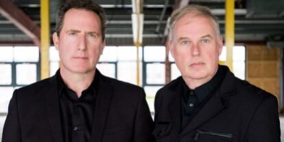 OMD OMD ha vendido la asombrosa cifra de 25 millones de singles y 15 millones de álbumes, lo que los ha establecido como pioneros en el uso de sintetizadores electrónicos y uno de los grupos pop más queridos de Gran Bretaña. Orchestral Manoeuvres in the Dark cumplen nada más y nada menos que 41 años en su negociado de electropop con ínfulas académicas. Tal y como están las cosas parece una heroicidad, y aunque estuvieron casi una década en barbecho, ahí continúan dando que hablar.