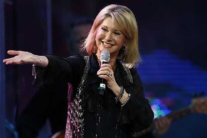 Olivia Newton-John, por muchas cosas que hiciera en su vida, por cuantiosos éxitos y números uno que lograse con sus canciones, siempre será recordada el protagonismo en el gigante musical que fue Grease. Pero más allá de su mayor éxito se convirtió en una luchadora para la concienciación y el trabajo contra el cáncer de mama, cantó para presidentes o para el Papa, para los enfermos e hizo de la música una forma de terapia musical y recaudando millones para la investigación. Gracias por tu legado, por tu música y por tu persona, OLIVIA NEWTON-JOHN