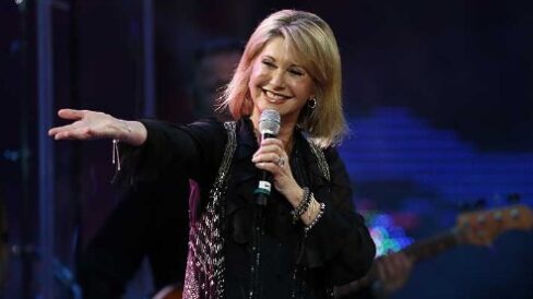 Olivia Newton John Olivia Newton-John, por muchas cosas que hiciera en su vida, por cuantiosos éxitos y números uno que lograse con sus canciones, siempre será recordada el protagonismo en el gigante musical que fue Grease. Pero más allá de su mayor éxito se convirtió en una luchadora para la concienciación y el trabajo contra el cáncer de mama, cantó para presidentes o para el Papa, para los enfermos e hizo de la música una forma de terapia musical y recaudando millones para la investigación. Gracias por tu legado, por tu música y por tu persona, OLIVIA NEWTON-JOHN
