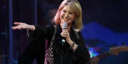 Olivia Newton John Olivia Newton-John, por muchas cosas que hiciera en su vida, por cuantiosos éxitos y números uno que lograse con sus canciones, siempre será recordada el protagonismo en el gigante musical que fue Grease. Pero más allá de su mayor éxito se convirtió en una luchadora para la concienciación y el trabajo contra el cáncer de mama, cantó para presidentes o para el Papa, para los enfermos e hizo de la música una forma de terapia musical y recaudando millones para la investigación. Gracias por tu legado, por tu música y por tu persona, OLIVIA NEWTON-JOHN