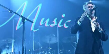 Roxy Music Fueron un verdadero ‘shock’ para la música pop en términos de vestuario, el canto de ‘crooner’ futurista de Ferry y su instrumentación radical, que combinaba rock progresivo, con Manzanera y Mackay, y modernismo experimental, con la electrónica no convencional de Eno. Lo que está claro es que esta banda escribió un renglón importante en la historia de la música pop alternativa. En su momento no tuvieron grupos parecidos que continuaran con su propuesta, y tampoco tuvieron ni rivales ni competidores que les hicieran sombra, ellos únicamente fueron viejas estrellas del celuloide en un mundo futurista que se movían entre la decadencia más absoluta y el futurismo más cercano.