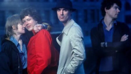 En uno de los mejores elogios posibles para este grupo, la diva africana Angelique Kidjo sintió enseguida la música de Talkinhg Heads como africana y grabó Remain In Light quitando los sintetizadores ochenteros y utilizando instrumentos del continente negro. Desde sus mismísimos comienzos, aquel grupo no se parecía a nadie más. Y precisamente esa imagen, que rechazaba de plano cualquier implicación con el rock, exenta de cualquier elemento cool y cimentada a base de vaqueros de camal ancho, camisetas y camisas vulgares y algún polo Lacoste como única licencia para la sofisticación, era la primer señal de ello. La segunda era un sonido extraño, minimalista, presidido por David Byrne, el hombre de la nerviosa figura, cuya guitarra sonaba más nerviosa aún que él