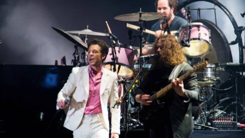 El largo camino para lograr el éxito no se logra de la noche a la mañana y bien se puede aplicar para The Killers. El grupo de rock se inició sin hacer ruido, pero poco a poco, a base de enormes canciones, se consolidó como una de las referentes del rock alternativo. The Killers ha sido una de las más grandes apariciones de la música en este siglo. Han vendido más de 25 millones de discos en todo el mundo, además de participar en los más grandes festivales del mundo. Indudablemente, un grupo con un corto pasado, un presente magnífico y un futuro más que prometedor