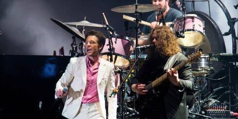 The Killers El largo camino para lograr el éxito no se logra de la noche a la mañana y bien se puede aplicar para The Killers. El grupo de rock se inició sin hacer ruido, pero poco a poco, a base de enormes canciones, se consolidó como una de las referentes del rock alternativo. The Killers ha sido una de las más grandes apariciones de la música en este siglo. Han vendido más de 25 millones de discos en todo el mundo, además de participar en los más grandes festivales del mundo. Indudablemente, un grupo con un corto pasado, un presente magnífico y un futuro más que prometedor