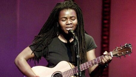 Tracy Chapman Lo tenía todo para fracasar y que la machacaran en vida: era mujer, era pequeña, era negra, era cantautora de guitarra de palo, era feminista y era lesbiana. Total, nada. Y sin embargo, gracias a su enorme talento, supo abrirse paso a codazos en la escena del pop y del rock de los años ochenta, ese mundo tan blanco, tan masculino y con tanta testosterona. Tres décadas y pico y tan solo siete discos más tarde, es probable que Chapman sea hoy, más que entonces, quien siempre quiso ser: una artista refractaria a los rituales de la fama y ajena a las fluctuaciones estéticas del mercado musical, dueña además de sus propios ritmos de edición. No es extraño que hayan pasado trece años desde el lanzamiento de su último disco, pues sabemos que para ella es tan importante la música como el silencio que le sigue.