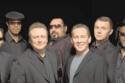 A pesar de que el pasaporte de los miembros de UB40 señala a Inglaterra como su patria, su música parece decir otra cosa. Cualquiera que escuche Red wine puede pensar que se trata de morenos de trenzas. Pero se engaña, solo uno de ellos tenía trenzas. Los demás eran blancos pálidos y pecosos. Los UB40 surgieron a la sombra de fenómenos como Bob Marley, el papá del reggae, y The Police, los primeros blancos que se atrevieron a fusionar esta especie de música ritual rumbera. Pero los únicos reyes del reggae son ellos. UB40.