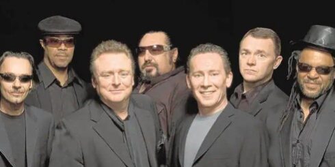 UB40 A pesar de que el pasaporte de los miembros de UB40 señala a Inglaterra como su patria, su música parece decir otra cosa. Cualquiera que escuche Red wine puede pensar que se trata de morenos de trenzas. Pero se engaña, solo uno de ellos tenía trenzas. Los demás eran blancos pálidos y pecosos. Los UB40 surgieron a la sombra de fenómenos como Bob Marley, el papá del reggae, y The Police, los primeros blancos que se atrevieron a fusionar esta especie de música ritual rumbera. Pero los únicos reyes del reggae son ellos. UB40.
