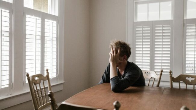 hombre-triste-768×512