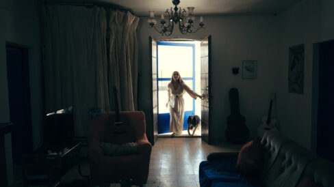 1. Imagen entrando a casa 2