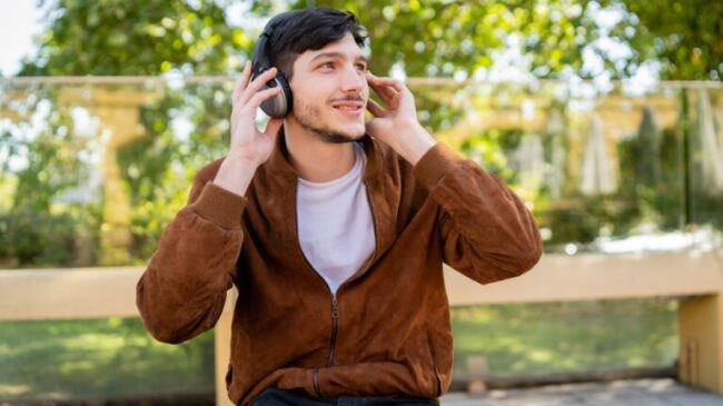 chico-escucha-musica-768×432