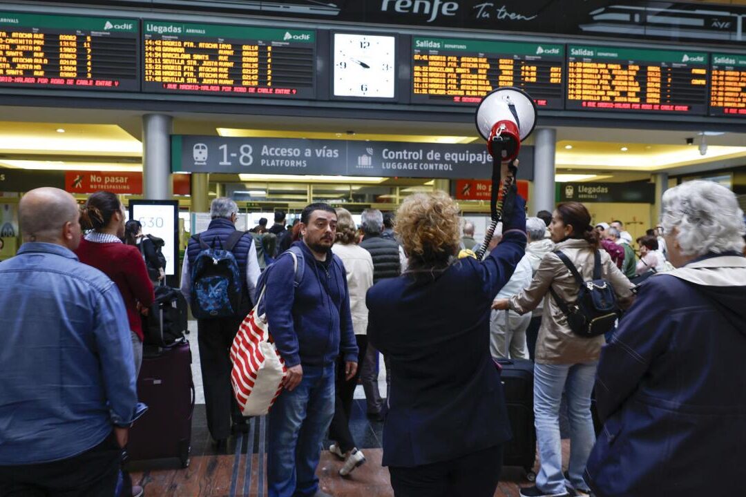 una-empleada-de-renfe-informa-a-los-viajeros-aguardan-en-la-estacion-maria-zambrano-de-malaga-la-reanudacion-del-servicio-de-alta-velocidad