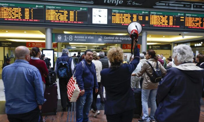 una-empleada-de-renfe-informa-a-los-viajeros-aguardan-en-la-estacion-maria-zambrano-de-malaga-la-reanudacion-del-servicio-de-alta-velocidad