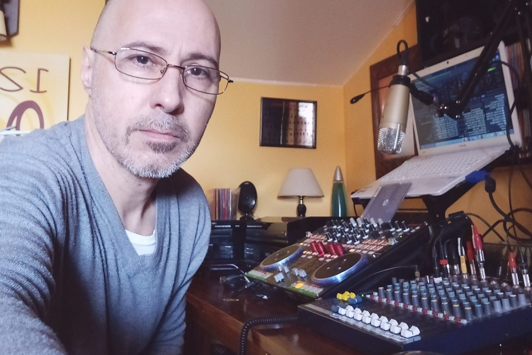 PacoC.Radio -1843×2048